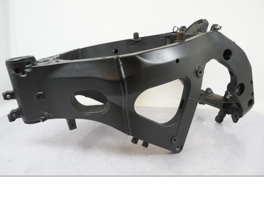 Snett nerifrån på Ram från en Suzuki GSX-R 750 -2006 motorcykel.