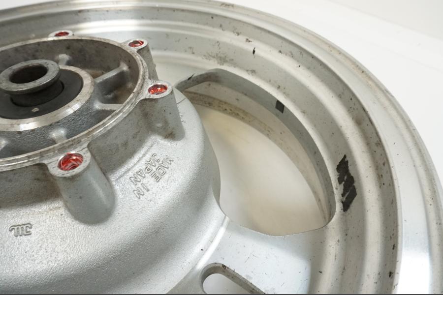 Vänster sida på Fälg från en Kawasaki VN 1500 Mean Streak -2002 motorcykel.