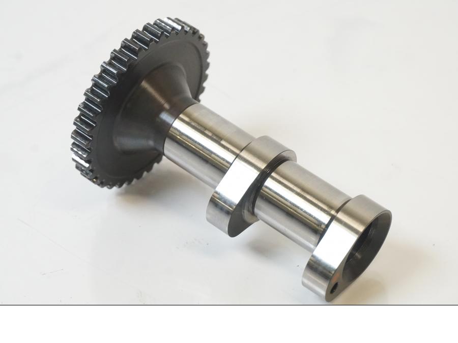 Framsidan på Kamaxel från en KTM 1190 Adventure -2015 motorcykel.