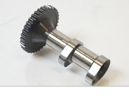 Framsidan på Kamaxel från en KTM 1190 Adventure -2015 motorcykel.