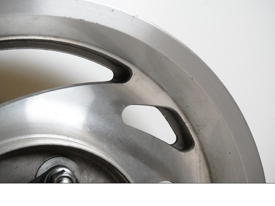 Höger sida på Fälg från en Honda VTX 1800 -2002 motorcykel.