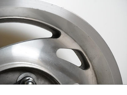 Höger sida på Fälg från en Honda VTX 1800 -2002 motorcykel.