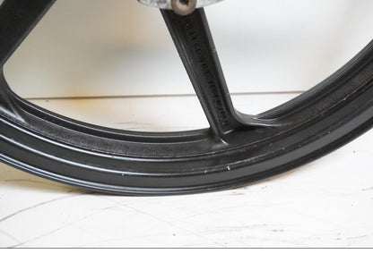 Höger sida på Fälg från en Honda CBR 125 R -2008 motorcykel.