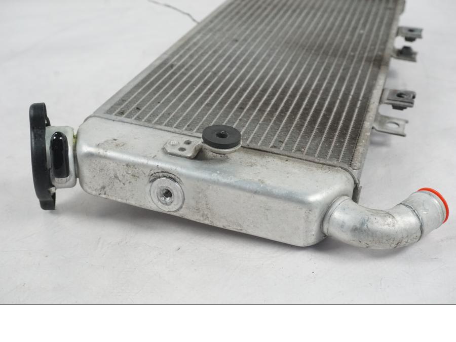 Snett uppifrån på Vattenkyl från en Kawasaki ER-6N ABS -2010 motorcykel.