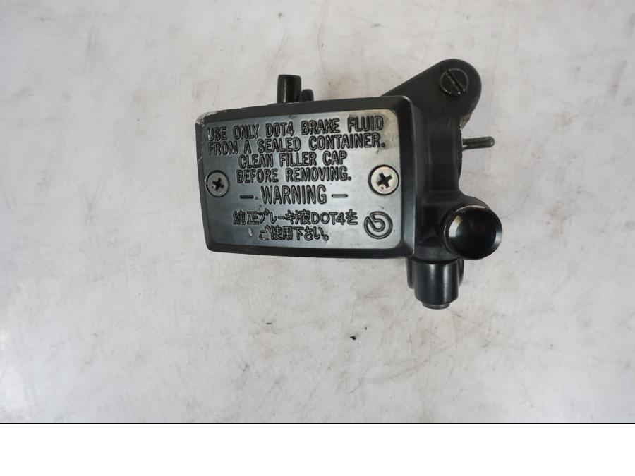 Vänster sida på Bromshuvudcylinder från en Yamaha MT-09 -2020 motorcykel.