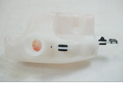 Höger sida på Vattenexpansionskärl från en Triumph Speed Triple -2021 motorcykel.