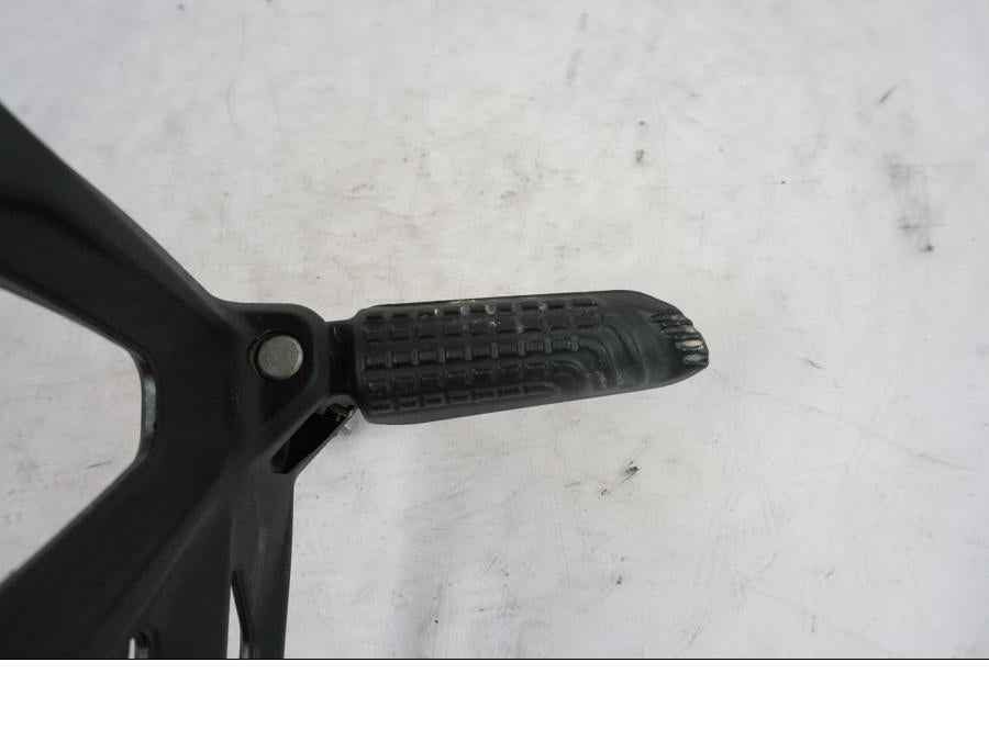 Höger sida på Fotpinne från en KTM 1290 Super Duke R -2023 motorcykel.