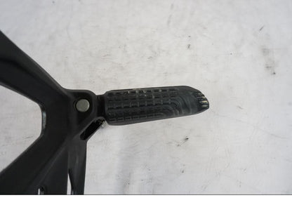 Höger sida på Fotpinne från en KTM 1290 Super Duke R -2023 motorcykel.