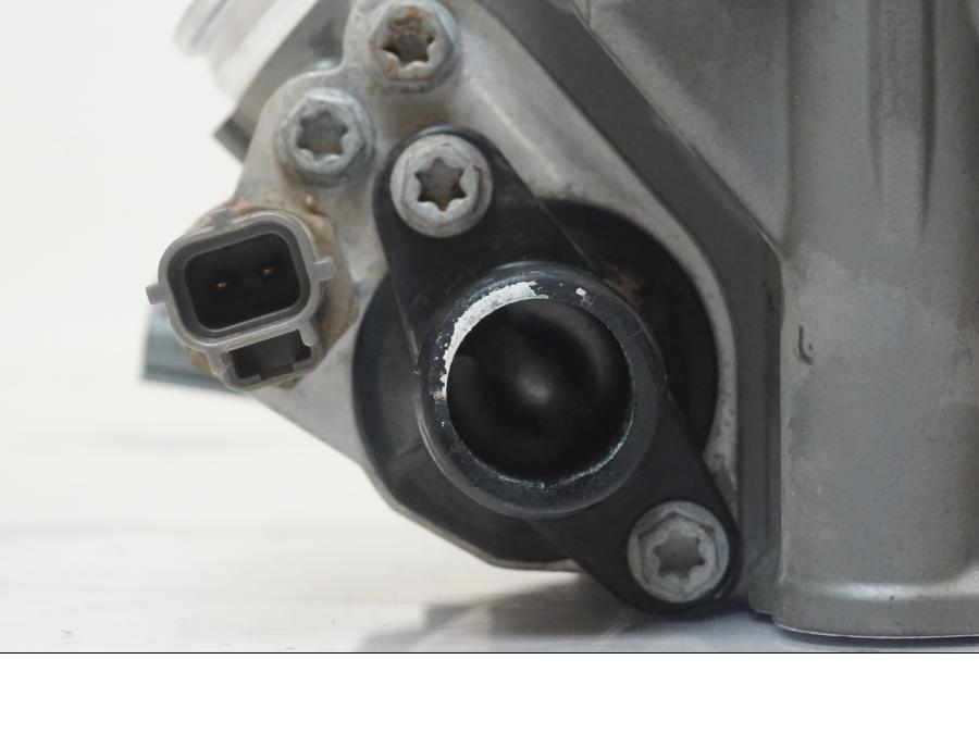 Höger sida på Topplock från en KTM 1190 Adventure -2015 motorcykel.