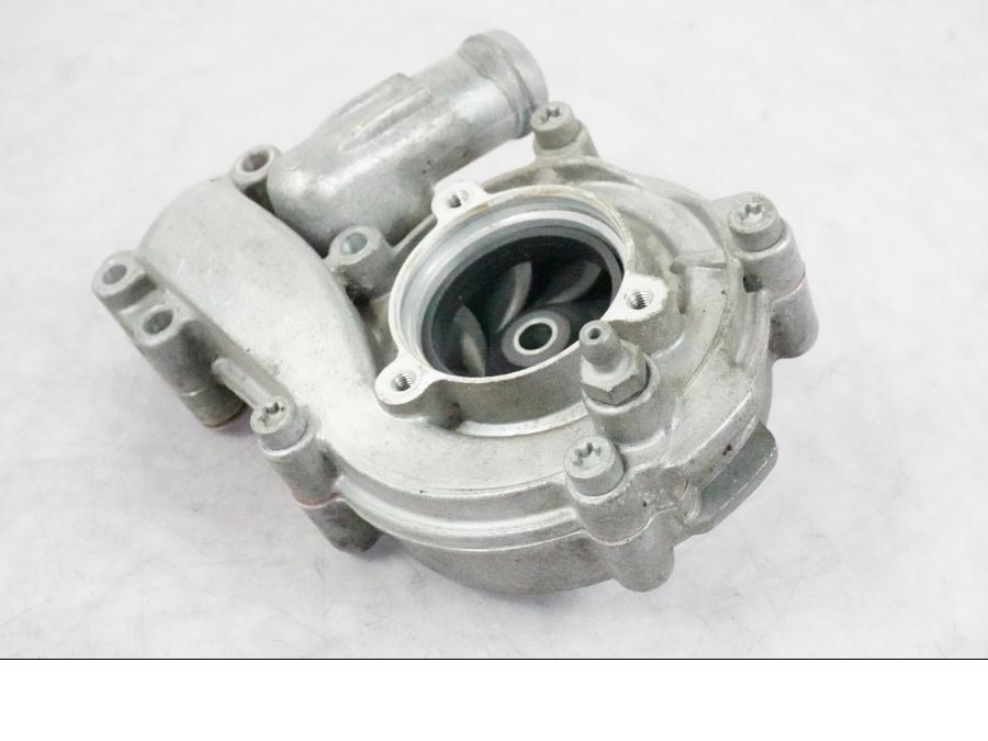 Höger sida på Vattenpump från en BMW K 1200 S -2005 motorcykel.