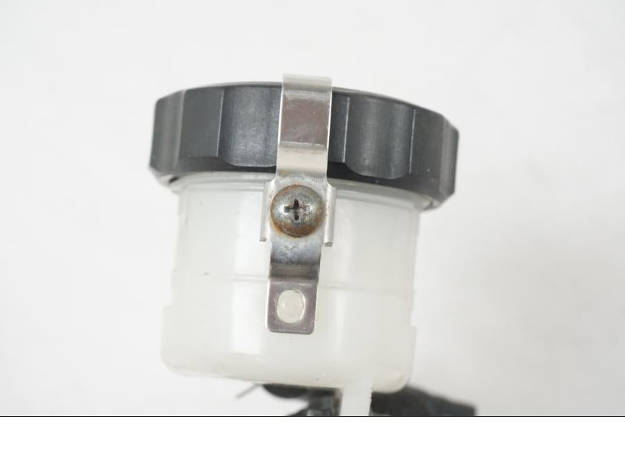 Vänster sida på Bromsvätskebehållare från en Suzuki SV 650 S -2005 motorcykel.