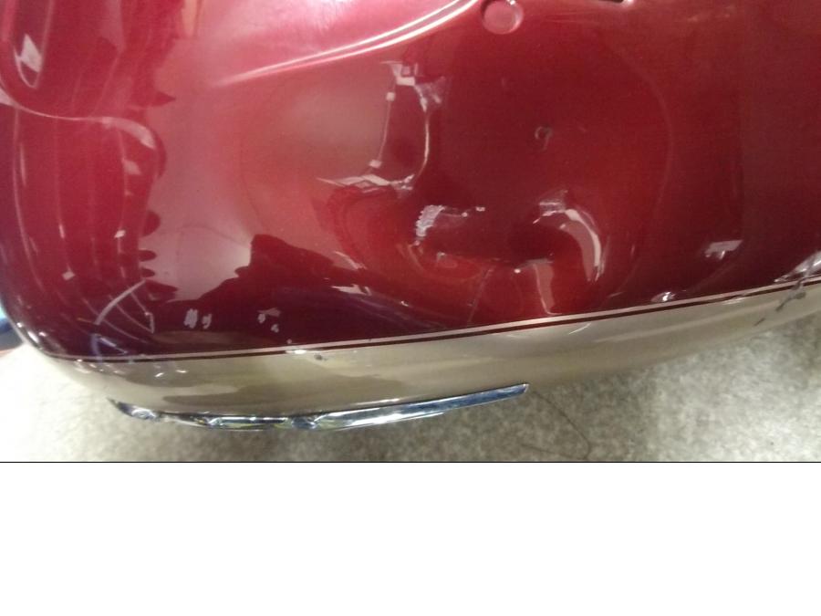 Snett nerifrån på Bensintank från en Kawasaki VN 1700 Classic Tourer -2009 motorcykel.