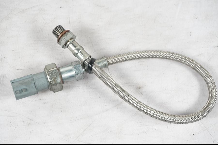 Framsidan på Oljetryckgivare från en KTM 690 Duke -2015 motorcykel.