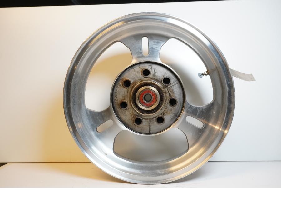 Framsidan på Fälg från en Kawasaki VN 1500 Mean Streak -2002 motorcykel.