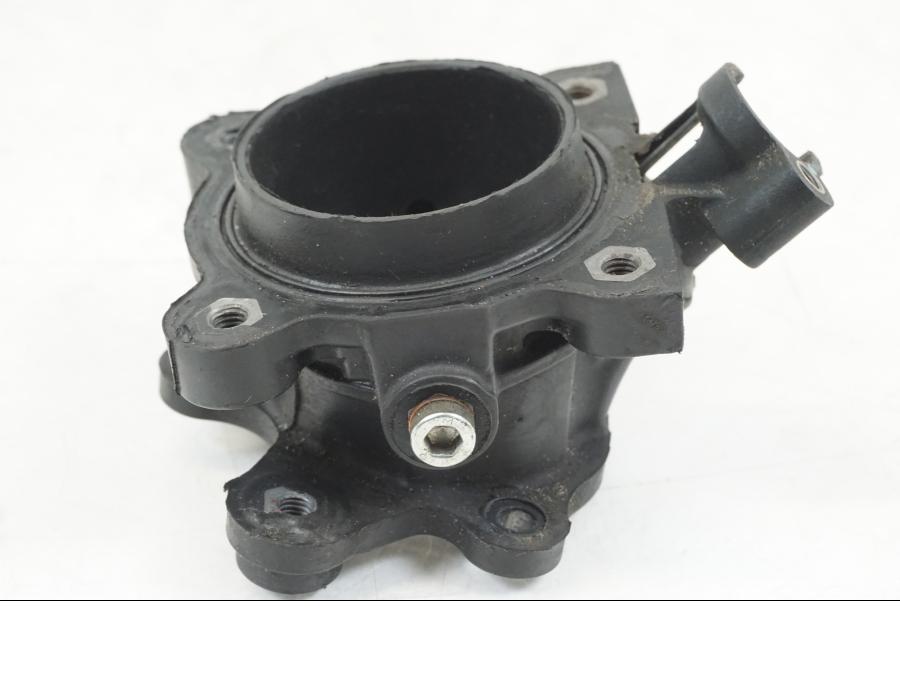 Höger sida på Insug från en Ducati Hyperstrada -2013 motorcykel.