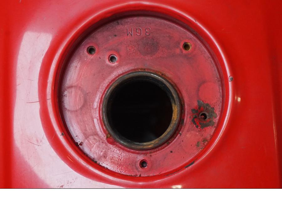 Snett nerifrån på Bensintank från en Yamaha FZR 1000 -1991 motorcykel.