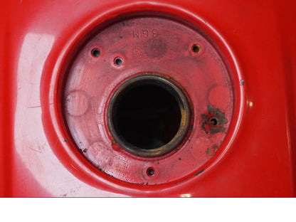 Snett nerifrån på Bensintank från en Yamaha FZR 1000 -1991 motorcykel.