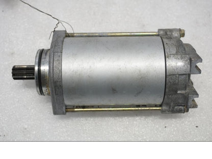 Höger sida på Startmotor från en Suzuki VL 800 -2004 motorcykel.