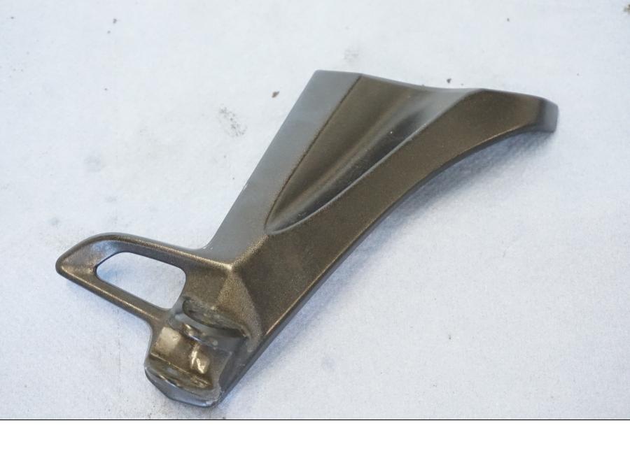 Snett nerifrån på Fotpinnefäste från en Suzuki GSX 1300 BK -2008 motorcykel.