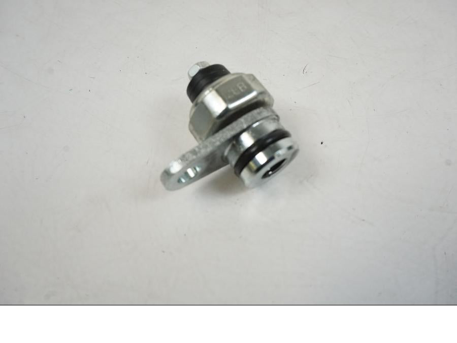 Framsidan på Oljetryckgivare från en Yamaha MT-10 -2022 motorcykel.