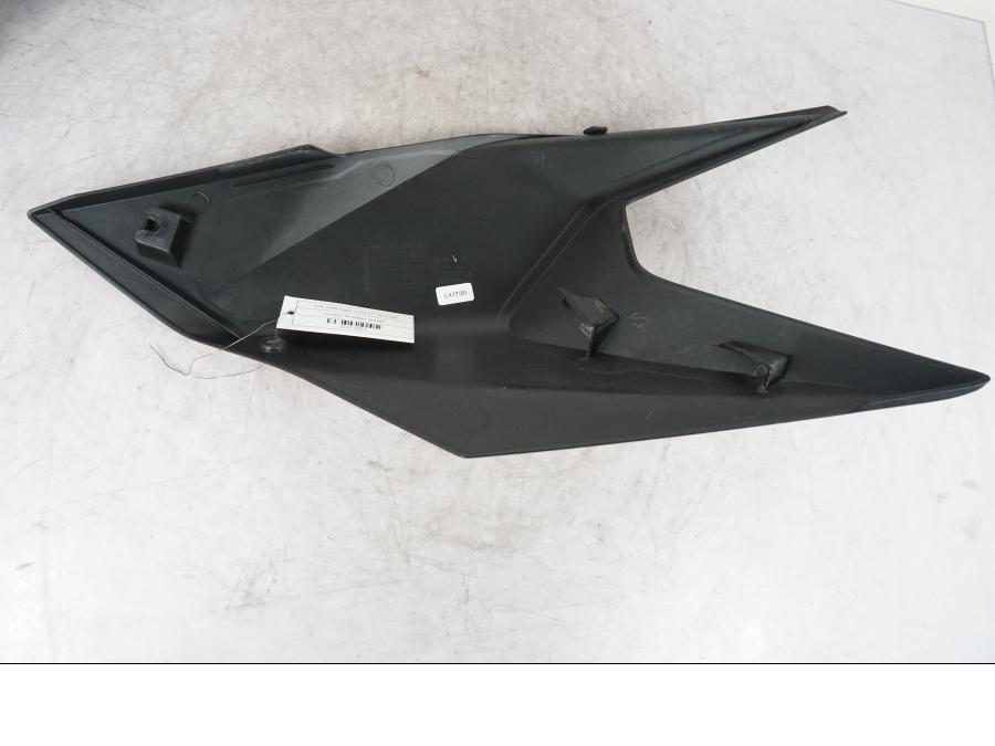 Vänster sida på Tankkåpa från en KTM 1290 Super Duke GT -2020 motorcykel.