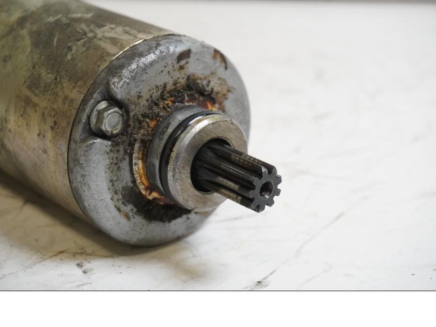 Baksidan på Startmotor från en BMW K 1200 RS -1998 motorcykel.