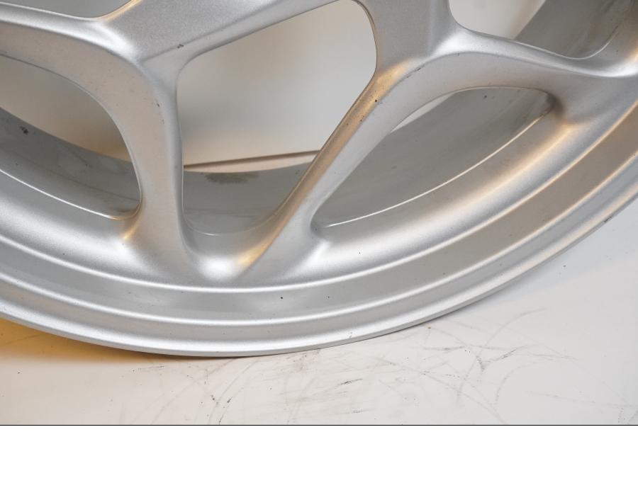 Höger sida på Fälg från en BMW F 800 ST -2008 motorcykel.