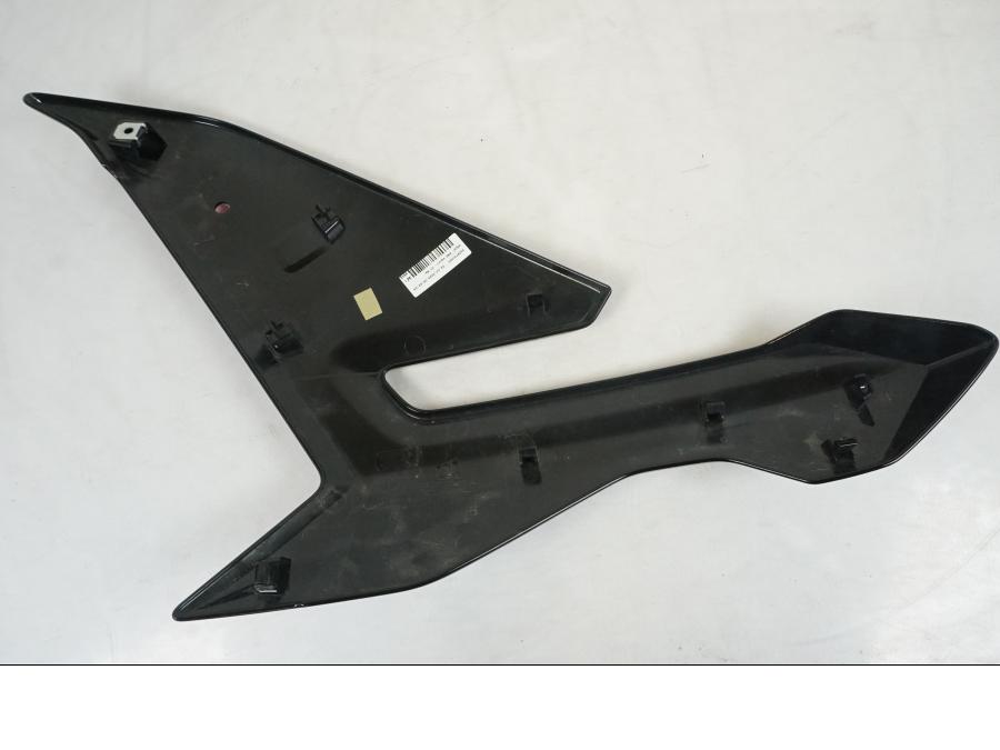 Snett nerifrån på Sidopanel från en BMW M 1000 R -2023 motorcykel.