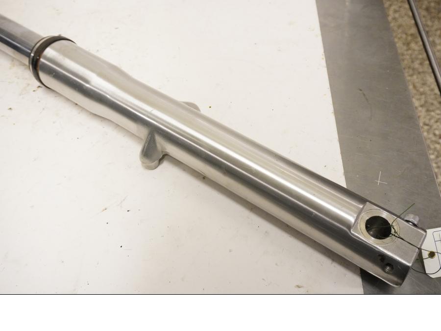 Baksidan på Gaffelben från en Honda VT 1100 C -2000 motorcykel.