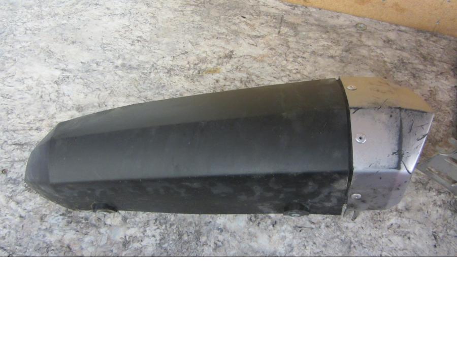 Baksidan på Ljuddämpardekor från en Yamaha XT660Z Tenere -2009 motorcykel.