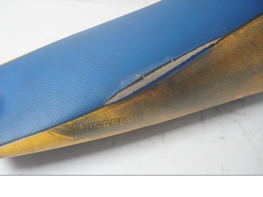 Vänster sida på Sadel från en Husaberg FE 02 -2004 motorcykel.