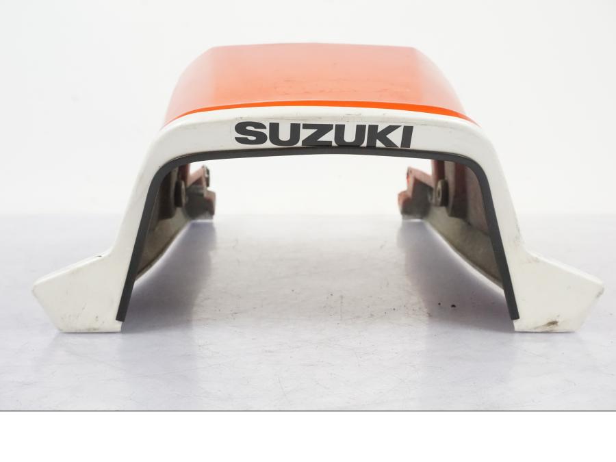 Snett uppifrån på Bakvinge från en Suzuki GSX 550 EF -1985 motorcykel.