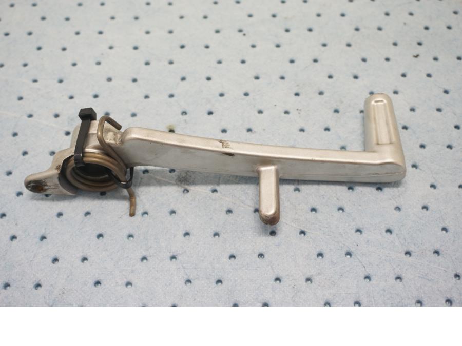 Baksidan på Bromspedal från en BMW F 800 ST -2007 motorcykel.