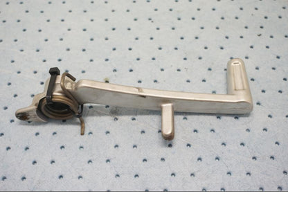 Baksidan på Bromspedal från en BMW F 800 ST -2007 motorcykel.