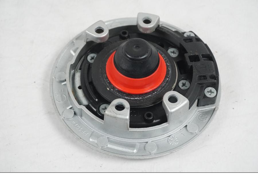 Extrabild2 på <p>Låssats från BMW F 800 R 2011.</p>

<p>Tändningslås, antenn, tanklock med repor, sadellås och 1st nyckel. Ytliga repor finns på tanklocket.</p> motorcykel.