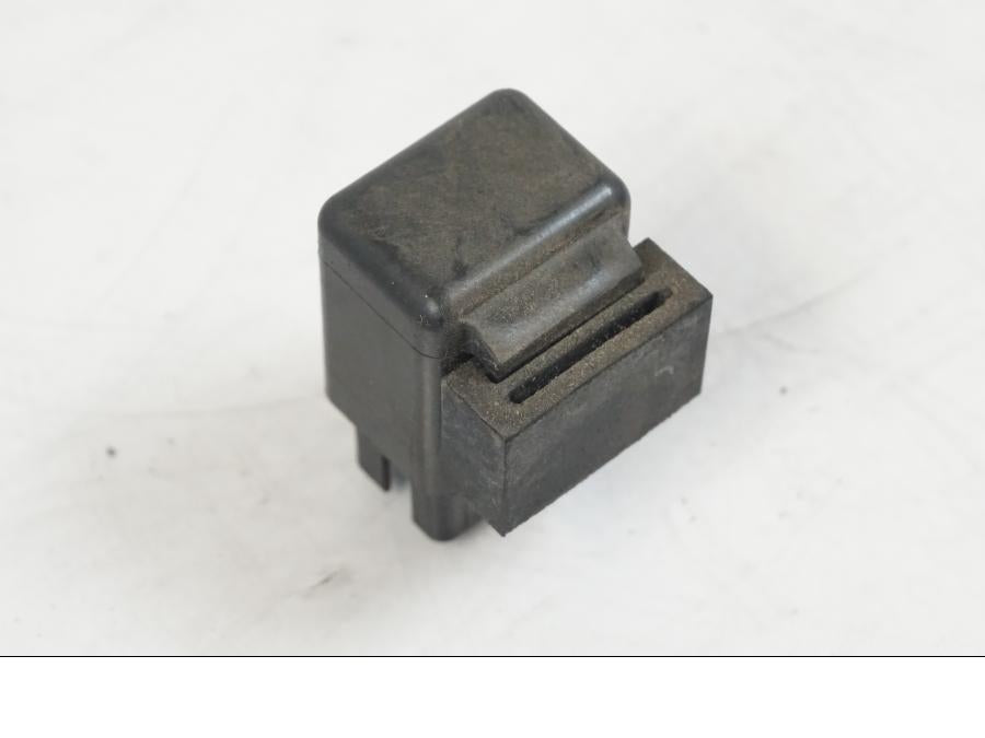 Höger sida på Relä från en Suzuki VZR 1800 -2009 motorcykel.