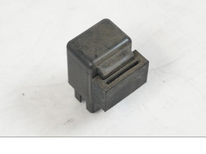 Höger sida på Relä från en Suzuki VZR 1800 -2009 motorcykel.