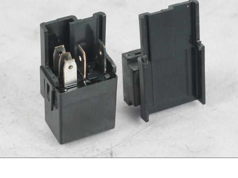 Höger sida på <p>Relä från Yamaha XJR 1300 2005.</p>

<p>G8H-1C4T-D. Plast fästet har brytts av så sitter ej ihop se bilder.</p> motorcykel.