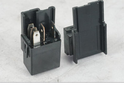 Höger sida på <p>Relä från Yamaha XJR 1300 2005.</p>

<p>G8H-1C4T-D. Plast fästet har brytts av så sitter ej ihop se bilder.</p> motorcykel.