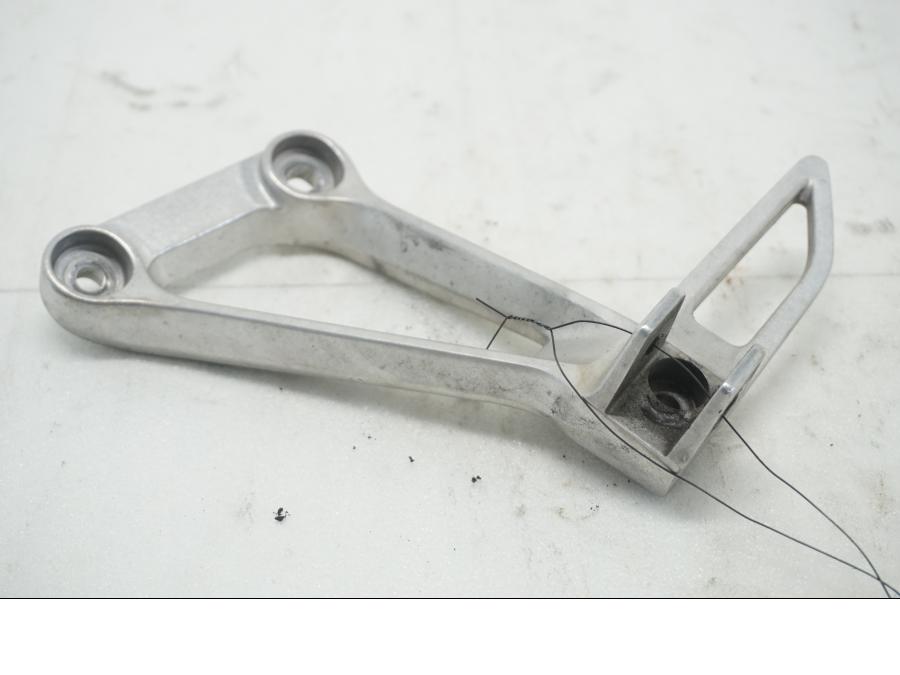 Framsidan på Fotpinnefäste från en Honda CBR 500 R -2013 motorcykel.