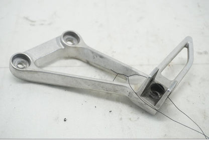 Framsidan på Fotpinnefäste från en Honda CBR 500 R -2013 motorcykel.