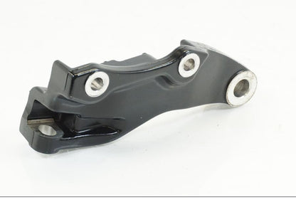 Framsidan på Bromsoksfäste från en Yamaha XVS 1100 -2001 motorcykel.