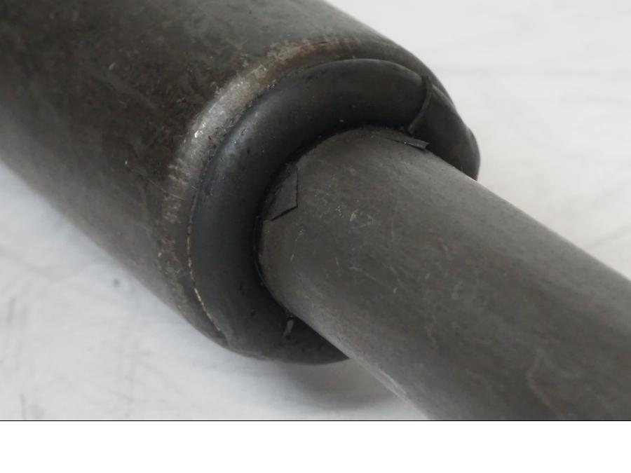 Höger sida på <p>Kardanaxel från Triumph Tiger Explorer 2010.</p>

<p>Med låsring.</p> motorcykel.