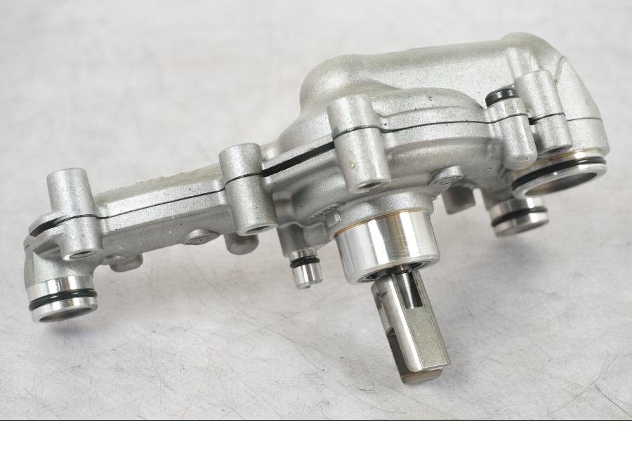 Snett nerifrån på Vattenpump från en BMW R 1200 GSA -2014 motorcykel.