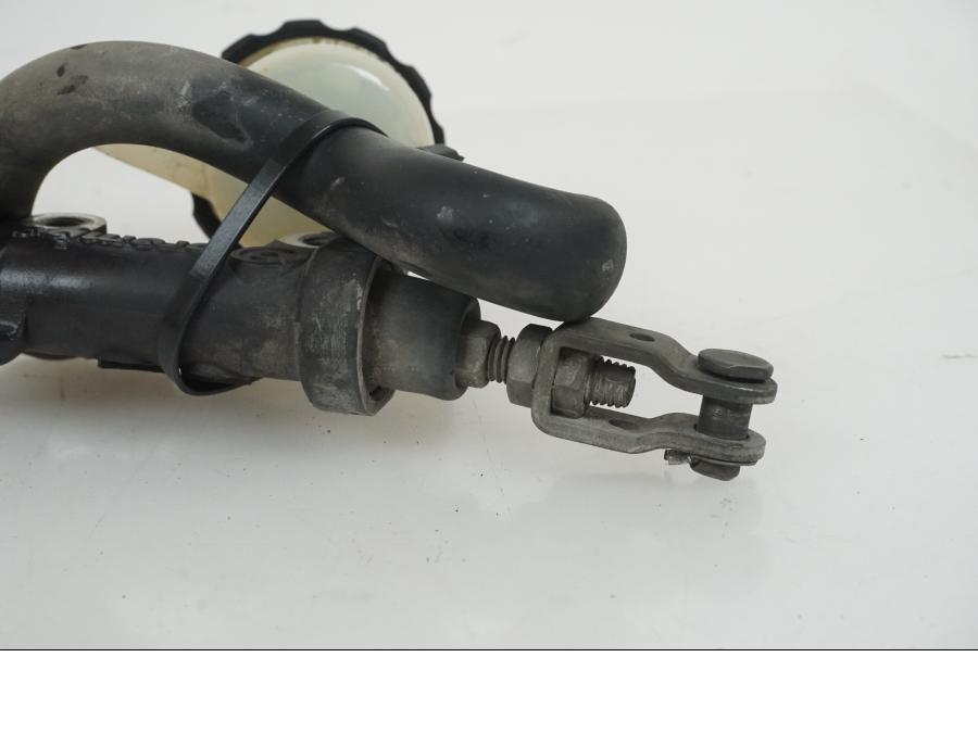 Baksidan på Bromshuvudcylinder från en Yamaha XJ 900 S -1997 motorcykel.