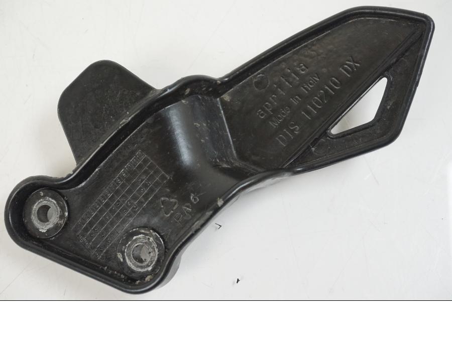 Snett nerifrån på Fotpinnehälskydd från en Aprilia RS 125 -2008 motorcykel.