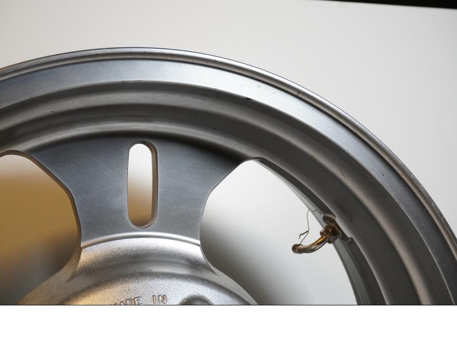 Höger sida på Fälg från en Kawasaki VN 1600 Mean Streak -2004 motorcykel.