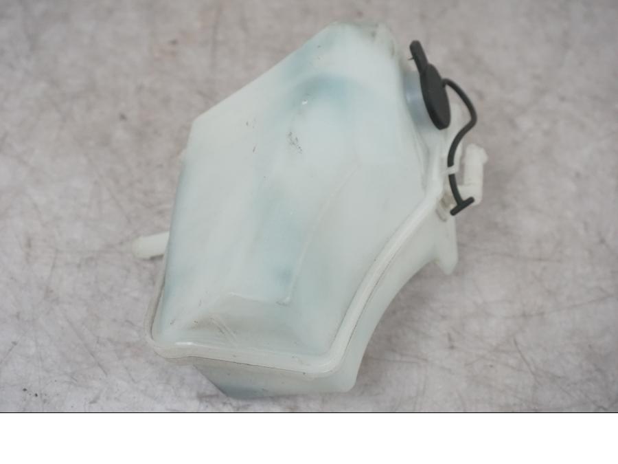 Baksidan på Vattenexpansionskärl från en BMW F 800 R -2018 motorcykel.