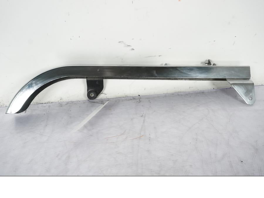 Framsidan på Kedjeskydd från en Honda VT 600 C -1998 motorcykel.