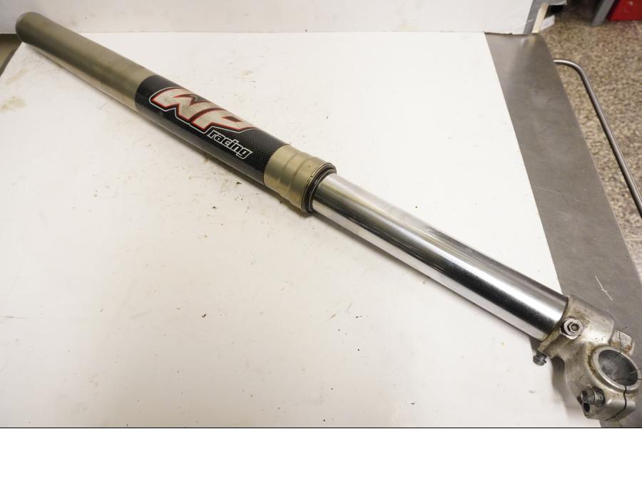 Framsidan på Gaffelben från en Husaberg FE 02 -2004 motorcykel.